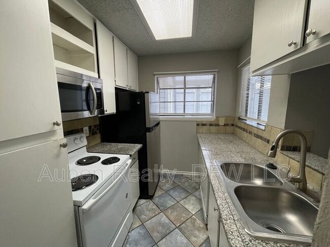 Building Photo - 602 Bellaire Dr