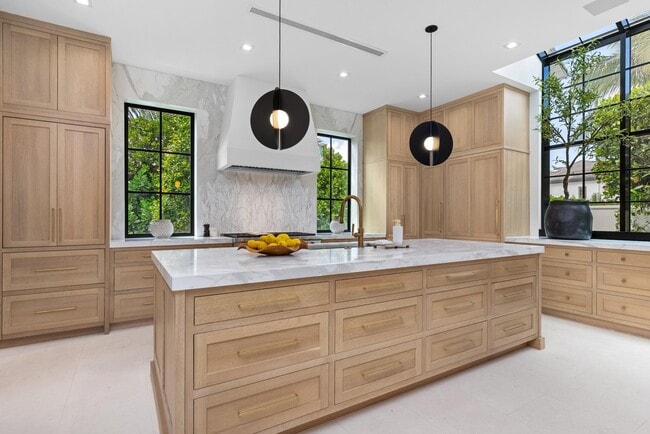 Building Photo - 734 S Ocean Blvd