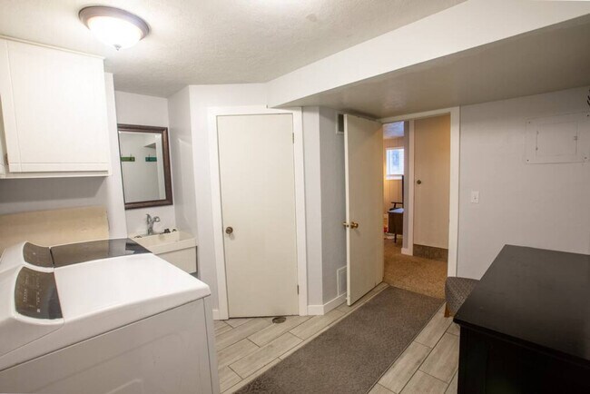 Building Photo - 1416 S Hollow Dale Dr