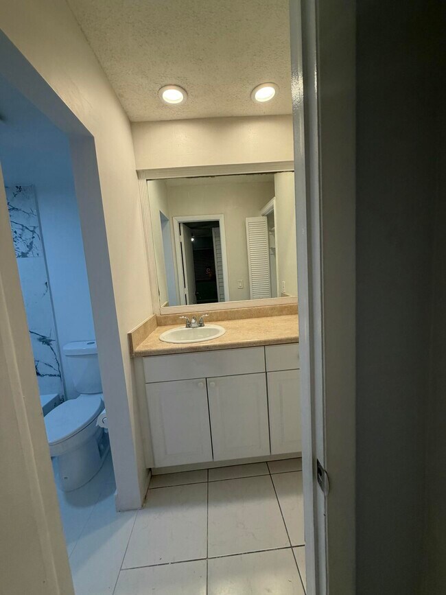 Building Photo - 2700 Riverside Dr