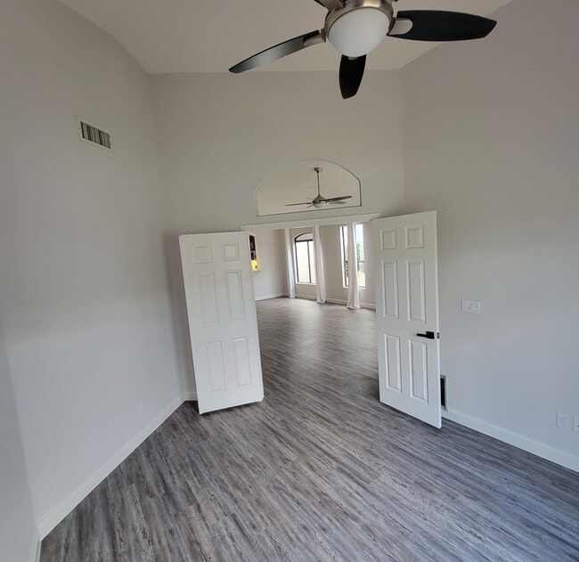 Building Photo - 275 E Ashurst Dr