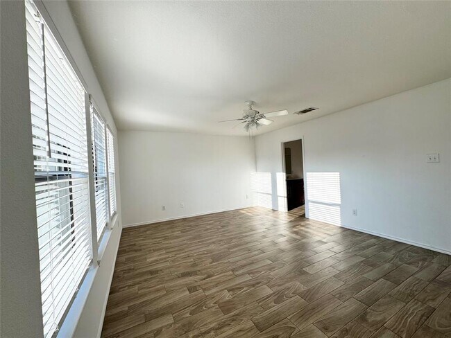 Building Photo - 1152 Hyde Park Dr