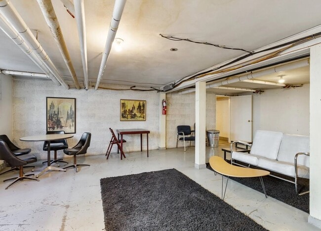 Building Photo - Amazing West Hills Condo! W/S/G + Heat inc...