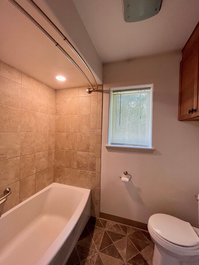 Building Photo - 757 Joy Dr