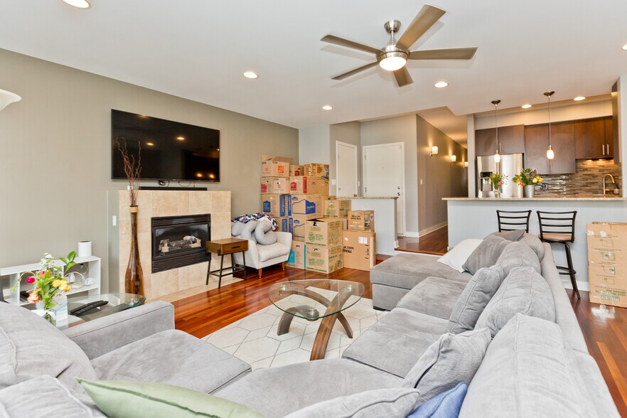 Building Photo - 1232 N Milwaukee Ave