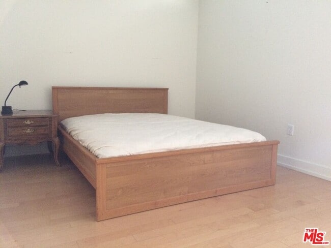 Building Photo - 645 W 9th St