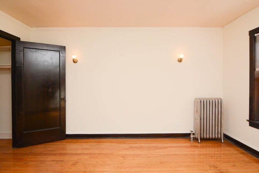 Building Photo - 2122 W Ainslie St