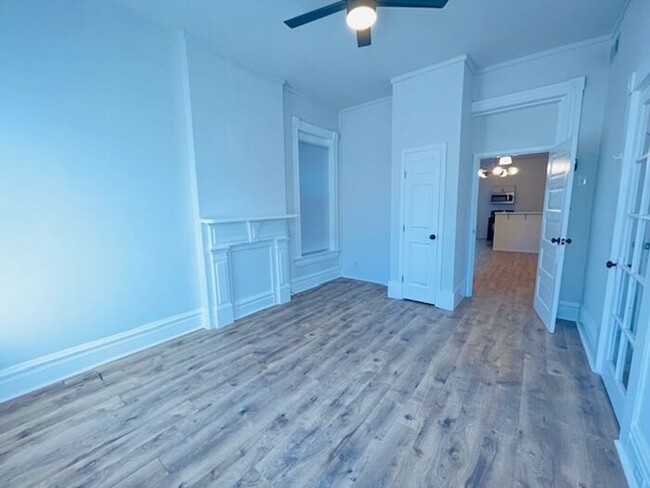 Building Photo - Fully Renovated 3 bed 2 bath Apartment