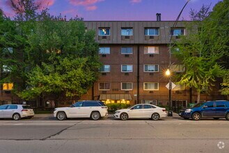 Building Photo - 900 W Fullerton Ave