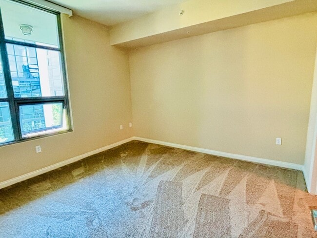 Building Photo - Beautiful Condo Adjacent to Petco Park - P...