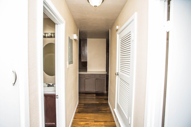 Building Photo - Comfy 2 bed 1 bath home!