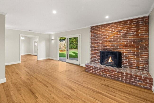 Building Photo - 504 Consuelo Dr