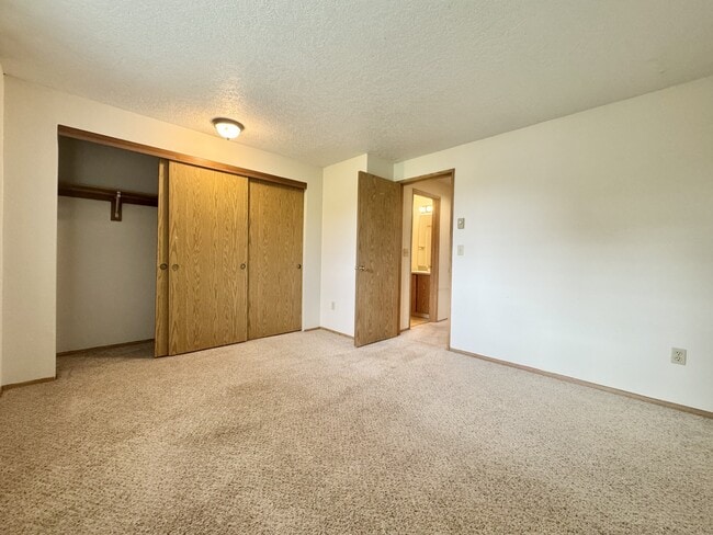 Building Photo - 2738 SE 62nd Ave