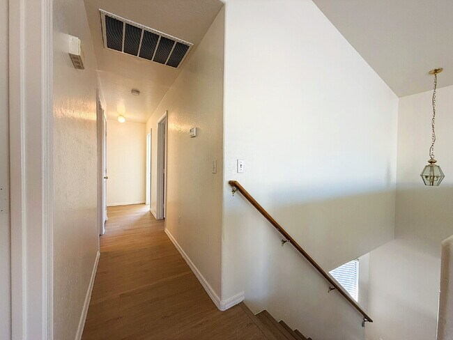 Building Photo - For Rent: Spacious 3 Bed, 2.5 Bath Home with Den & Bonus Room!