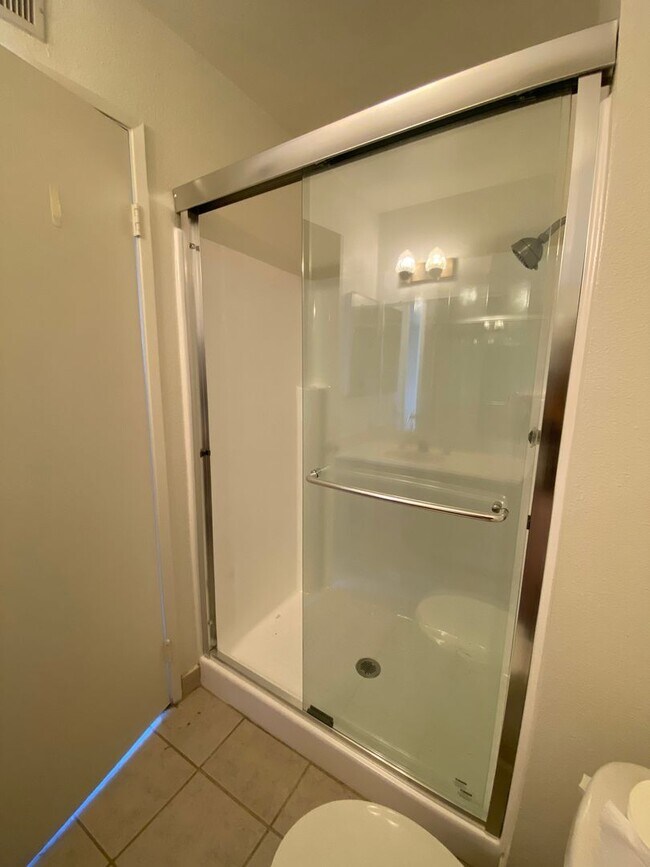Building Photo - 3 bed, 2 1/2 bath two story townhome in Th...