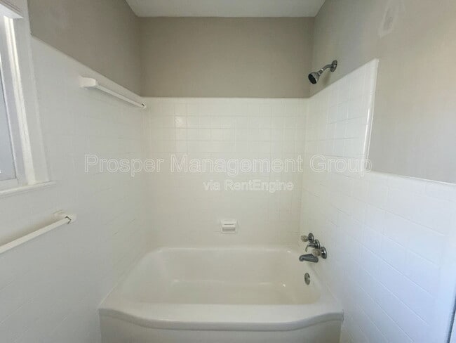 Building Photo - 1214 Hawthorne Cir