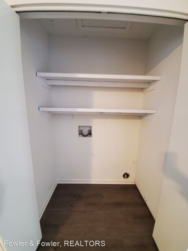 Building Photo - 1613 Long St