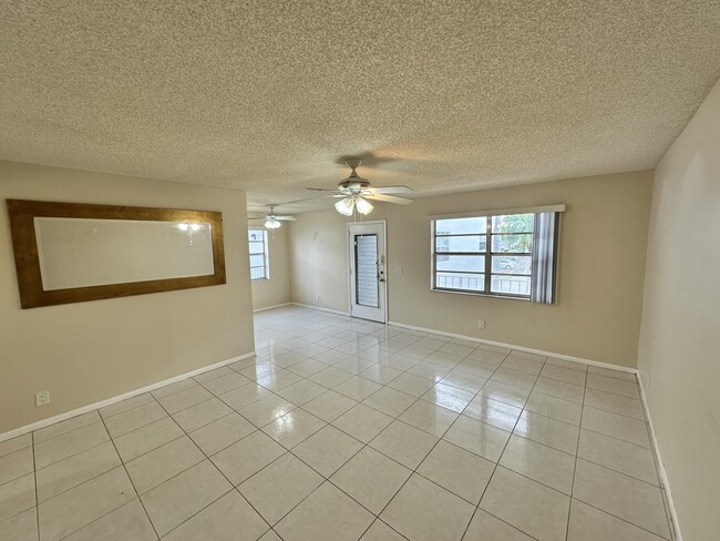 Building Photo - 811 Flanders Q