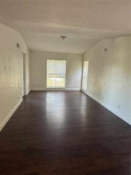 Building Photo - 833 Riverside Dr