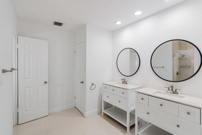 Building Photo - 2810 NE 60th St