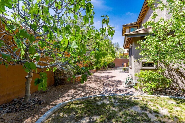 Building Photo - Summerlin Vistas Pool Home w/ Bed and Bath...