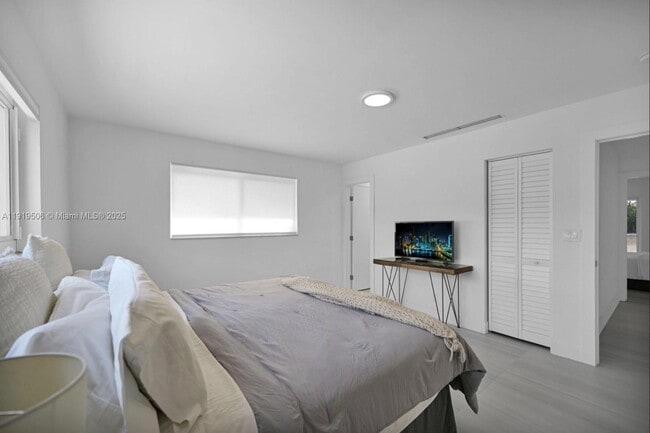 Building Photo - 1546 Van Buren St