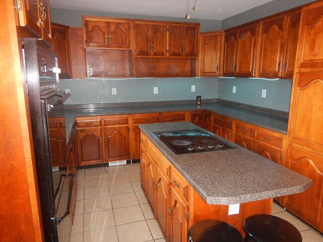 Building Photo - 3 Bedroom 2 Bath house on level lot. Pet Friendly