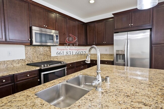 Building Photo - Stunning 4-bedroom, 3-bathroom home