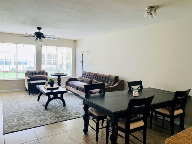 Building Photo - 6323 La Costa Dr