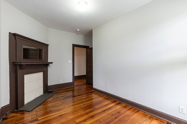 Building Photo - Three Bedroom Home!