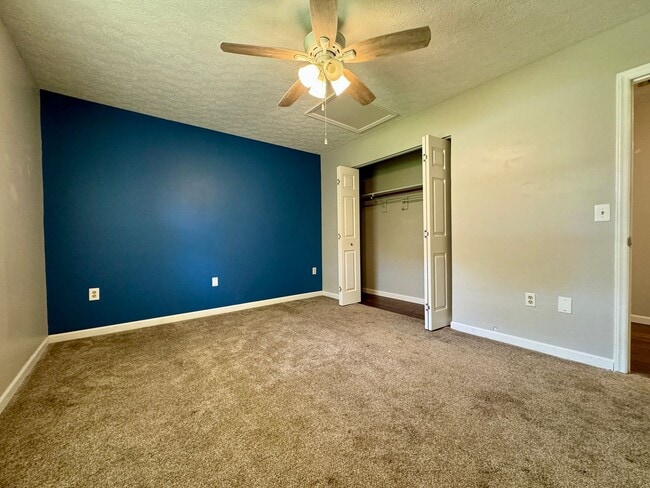Building Photo - Spacious Duplex with Private Yard & Garage...