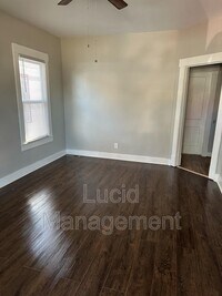 Building Photo - 906 Burton Ave