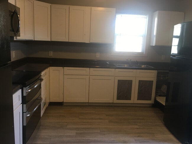 Building Photo - Room in Duplex on Beck St