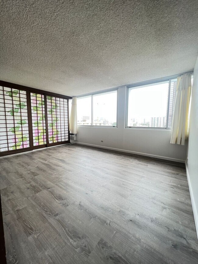 Building Photo - 1560 Kanunu St