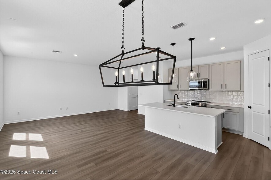 Building Photo - 1450 Victoria Blvd