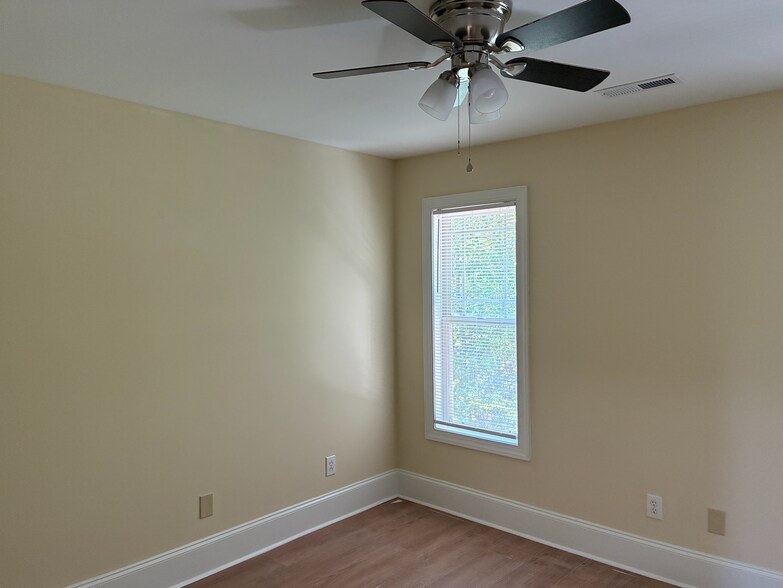 Building Photo - Room in Townhome on Windermere Dr