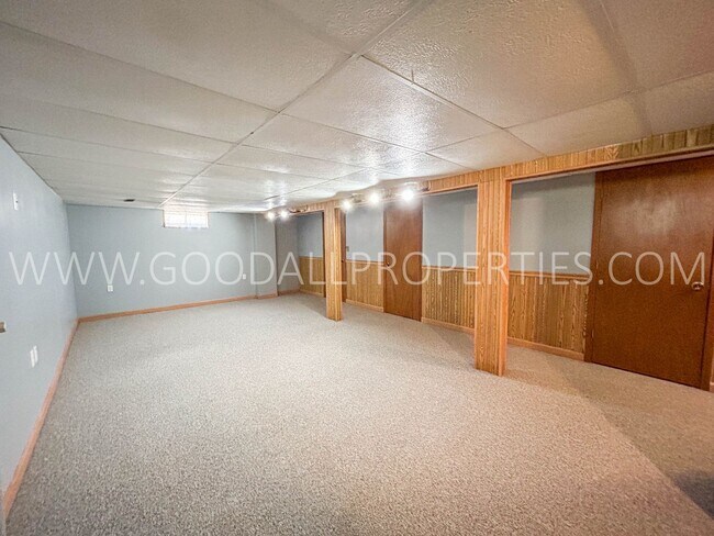 Building Photo - 3 Bedroom, 3 bath Home in West Des Moines!!