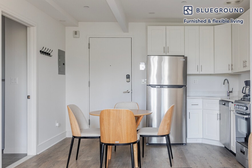 Building Photo - 45 W 81st St