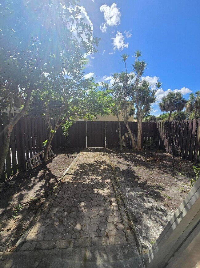 Building Photo - 10710 La Placida Dr