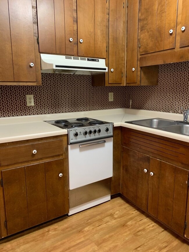 Building Photo - 1 Bedroom condo- Steps away from UGA! Available early August 2026