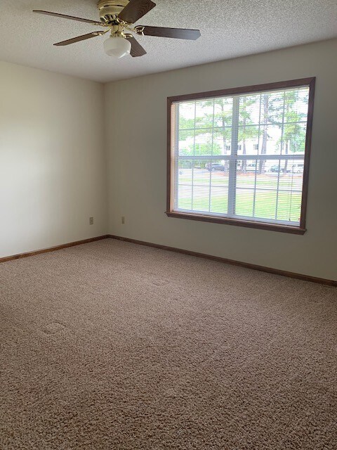 Building Photo - 2306 Pineview Dr