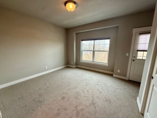 Building Photo - This townhome-style condo truly has it all!
