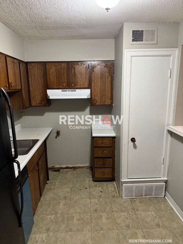 Building Photo - 3228 S Mendenhall Rd