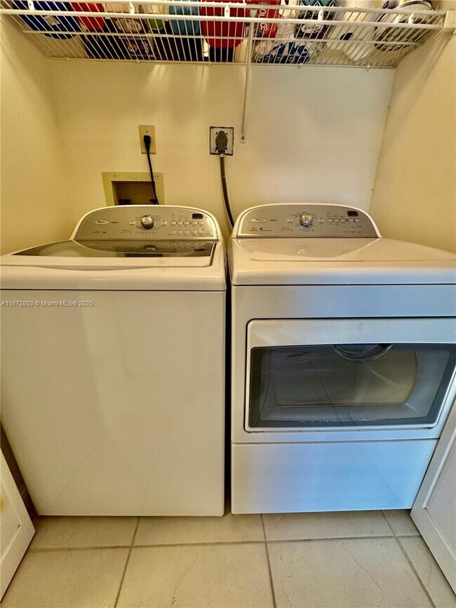 Building Photo - 240 Captains Walk