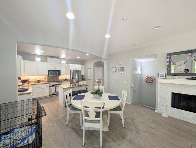 Building Photo - Stunning Modern End Unit Tri Level Condo i...