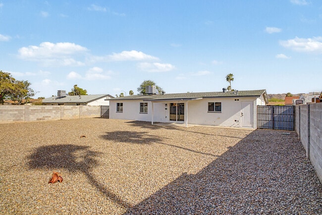 Building Photo - 3430 E Poinsettia Dr