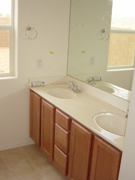 Building Photo - 608 N Robles St