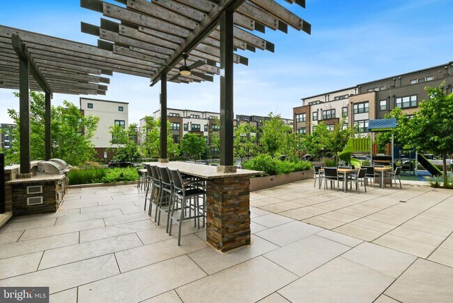 Building Photo - 16560 Crabbs Branch Way