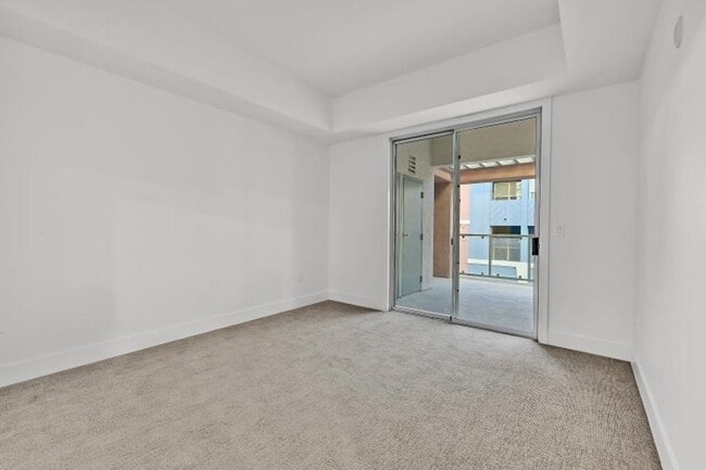 Building Photo - Beautifully Upgraded Park Avenue Condo Ava...