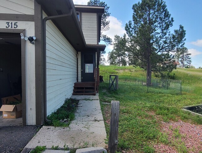 Building Photo - 315 Meadow Dr